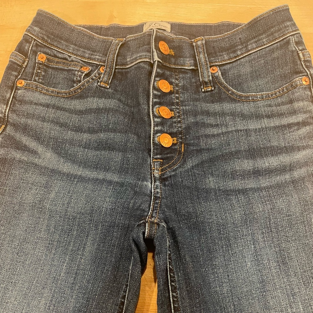 JCrew cropped jeans, sz 26. Great condition. Flattering fit.